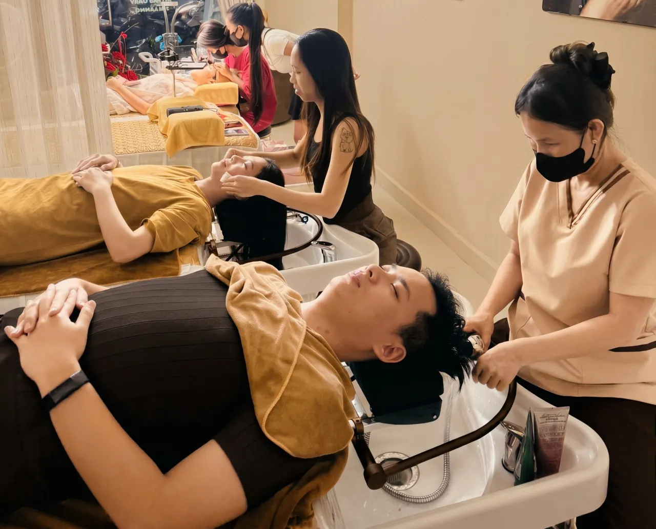 Liệu trình gội đầu thư giãn tại EMMY Maison
